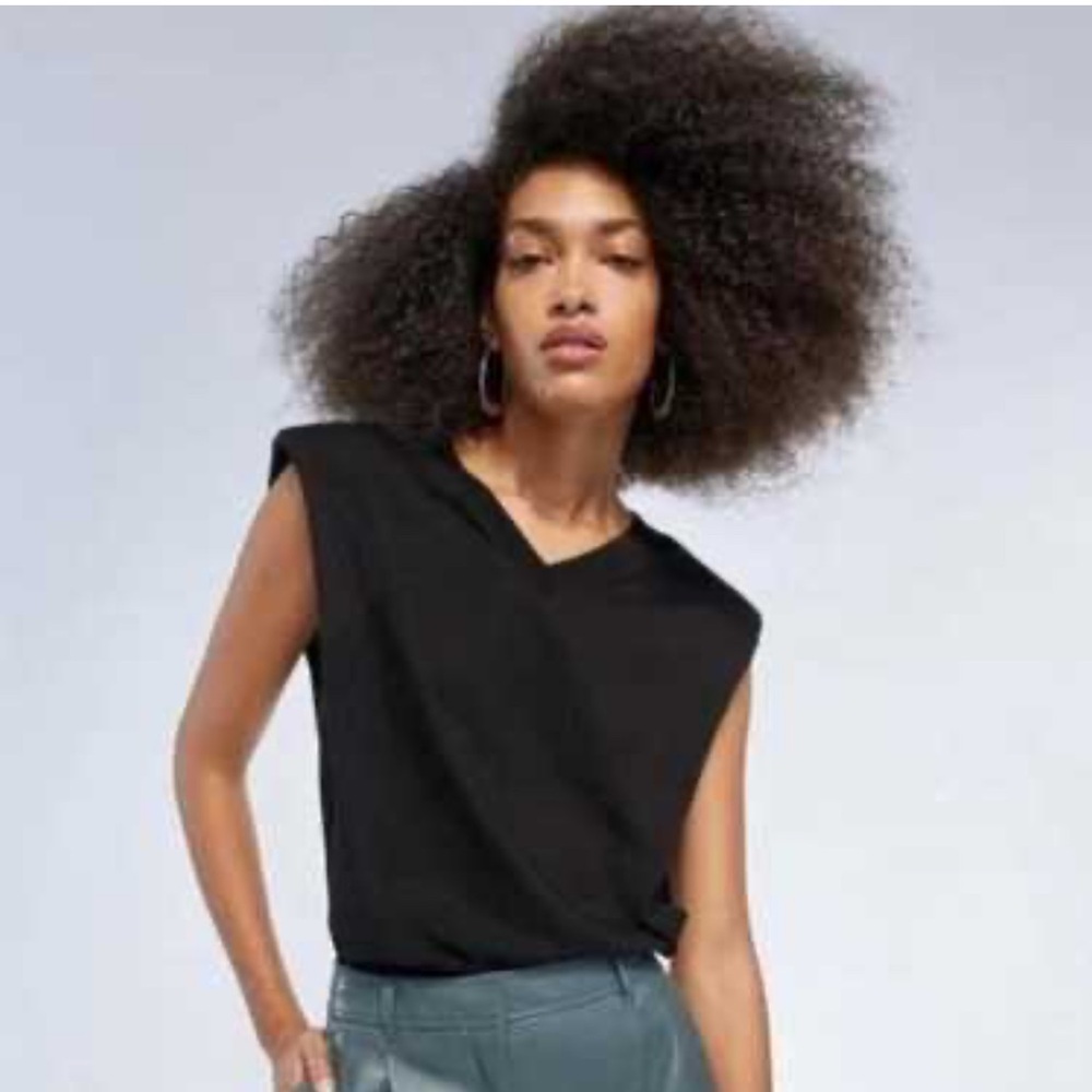Babaton Shoulder Pad Sleeveless V-Neck T-Shirt‎ Size Medium Modern Versatile NWT
